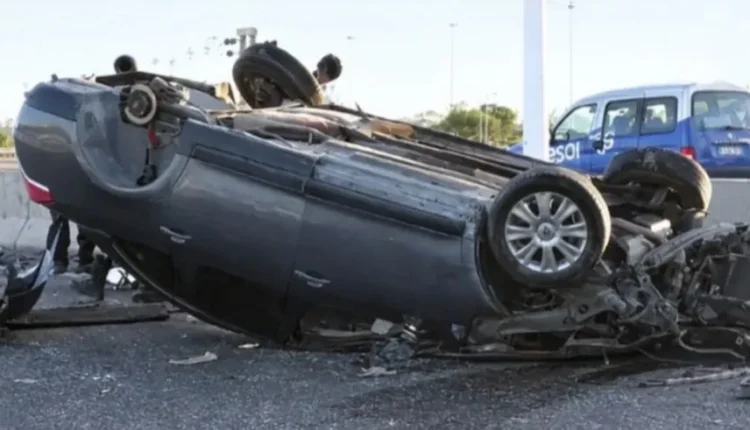 Grave vuelco en la Ruta 40: un auto chocó contra el muro de contención y volcó en Chimbas