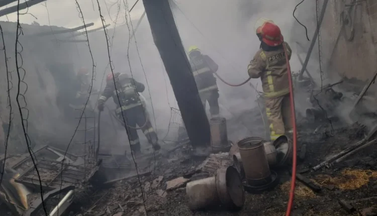 Un voraz incendio destruyó un depósito en Pocito y sospechen que fue provocado