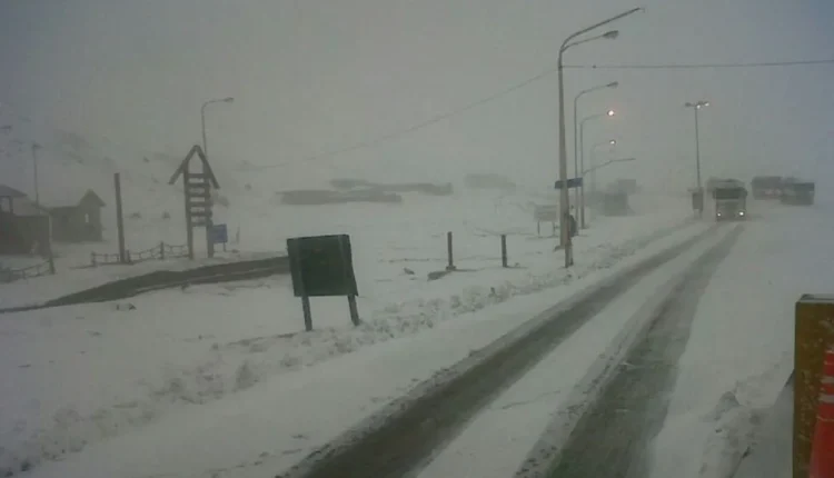 Cierran el paso Cristo Redentor por un temporal de nieve en la cordillera