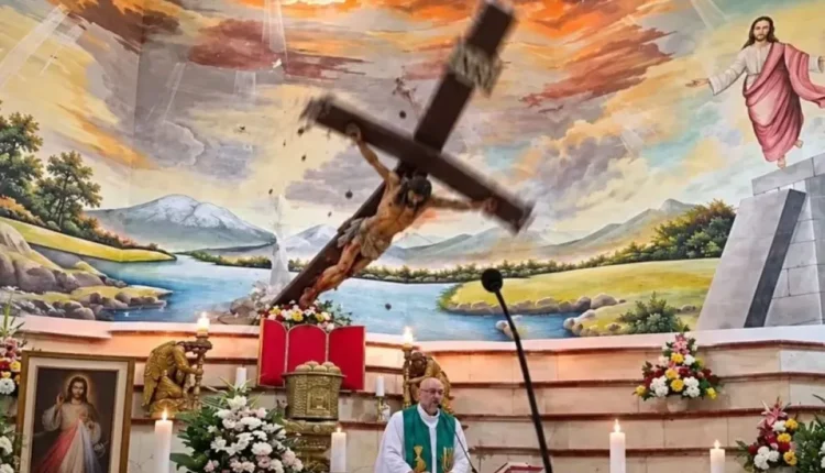 Tragedia en plena misa: murió un sacerdote de 53 años aplastado por una cruz durante una transmisión en vivo
