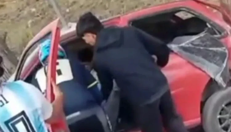 Rivadavia: un Volkswagen Gol chocó contra un árbol y quedó destrozado, pero no hubo heridos
