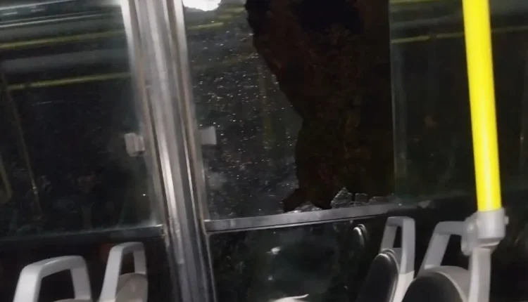 Atacaron a piedrazos a un colectivo de la Red Tulum en Chimbas y destruyeron cuatro cristales