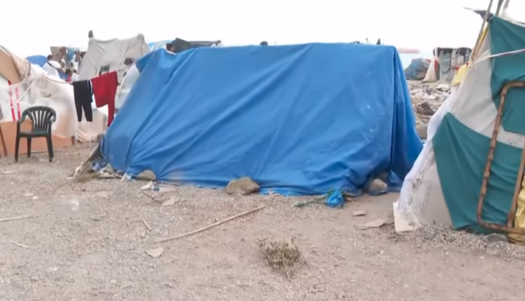 Carpas improvisadas y duchas al aire libre: así son por dentro los campamentos donde viven los migrantes que llegaron a España