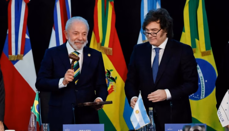 Milei llamó “ladrón” a Lula y volvió a respaldar a Flávio Bolsonaro para el balotaje en Brasil