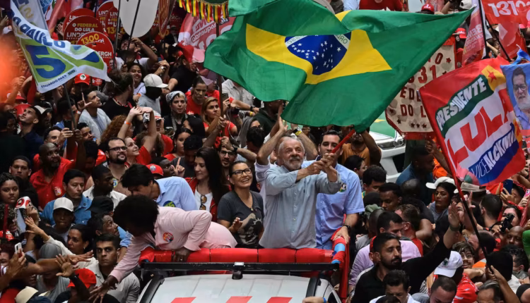 La interferencia de la Justicia sacude la recta final de la campaña en Brasil
