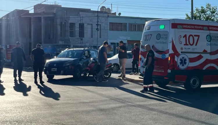 Choque y tensión en la Avenida Rioja: un auto embistió a una motociclista que debió ser asistida