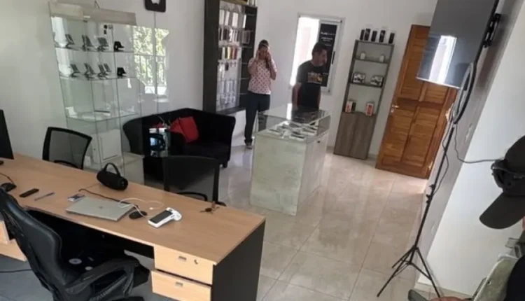 Golpazo a comercio de celulares en Rivadavia: investigan robo millonario por  millones