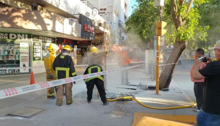 Principio de incendio en una alcantarilla generó tensión y un operativo preventivo en el pleno centro sanjuanino