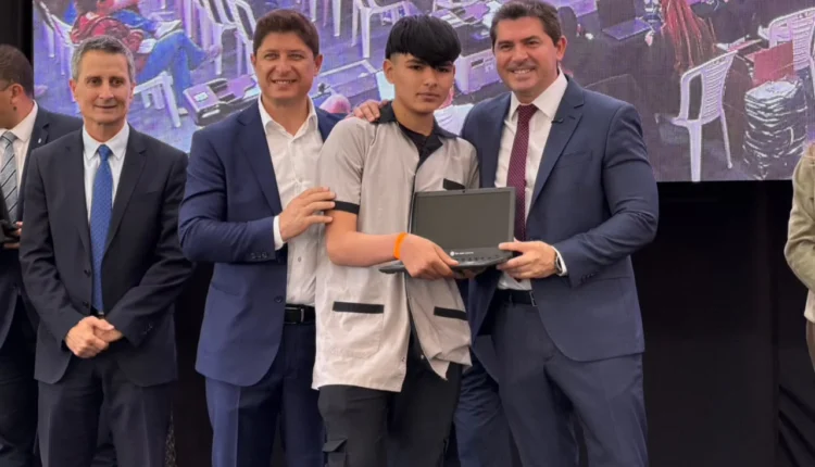 Orrego entregó más de 1.100 computadoras a alumnos de Santa Lucía para fortalecer la educación digital