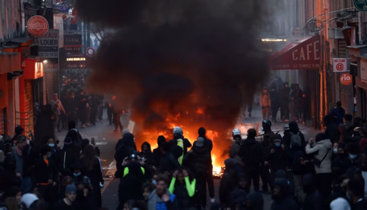 El gobierno francés anunció toques de queda ante las violentas protestas y saqueos en París