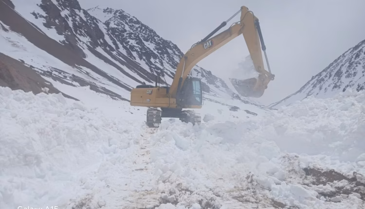 Sigue la batalla contra la nieve en Agua Negra: despejan a solo tres kilómetros del túnel