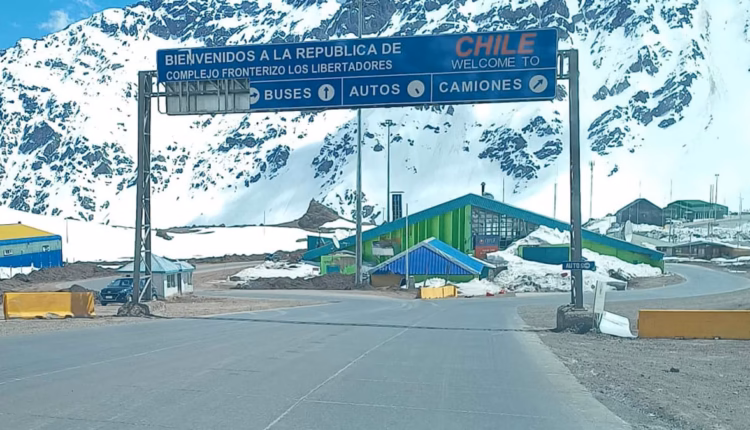 Paso Cristo Redentor: continúa cerrado este viernes por acumulación extrema de nieve y complica el fin de semana largo