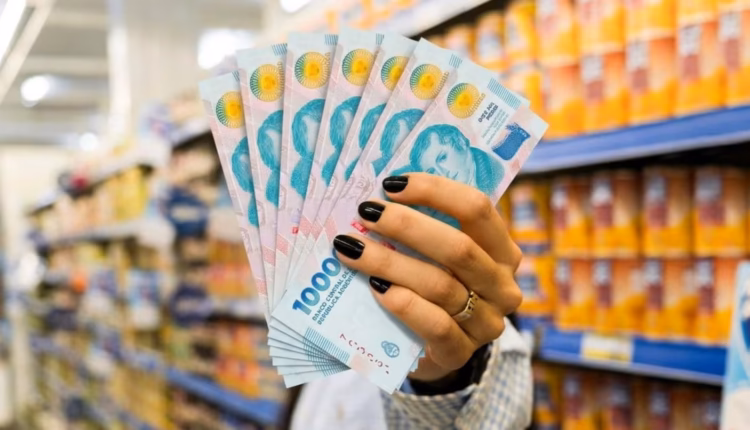 Según un informe, los argentinos recortaron en el último año gastos en alimentos y remedios para sostener su vivienda