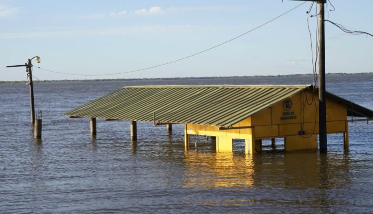 Fenómeno El Niño: la crecida del río Paraná destrozó un terraplén para contener el agua en Paso de la Patria y se inundaron tres barrios