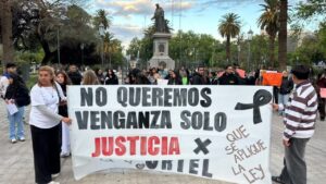 “No nos vamos a callar”: las familias de Gonzalo Martín y Uriel marcharon a la Plaza 25 por justicia