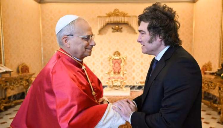 Milei le envió un mensaje de apoyo al papa León XIV por su salud