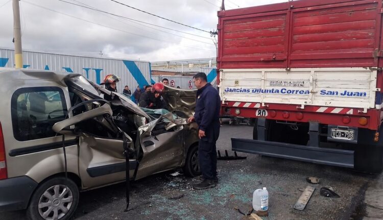 Chimbas: una Renault Kangoo chocó contra un camión y tres personas quedaron atrapadas